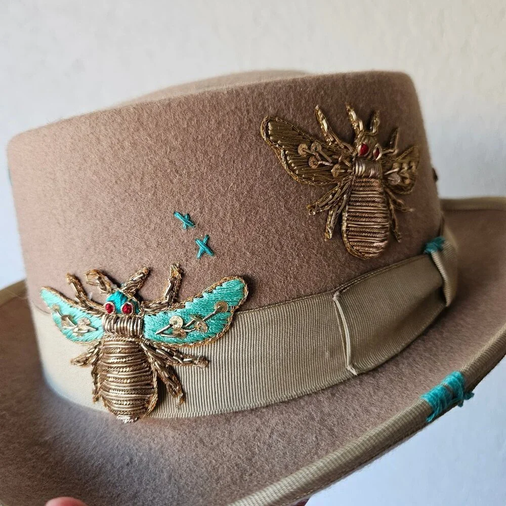 Vintage Tan A. Adams & Spire Hat with OOAK Hand Embroidery Bees Bugs L 7 1/2 - Picture 2 of 9